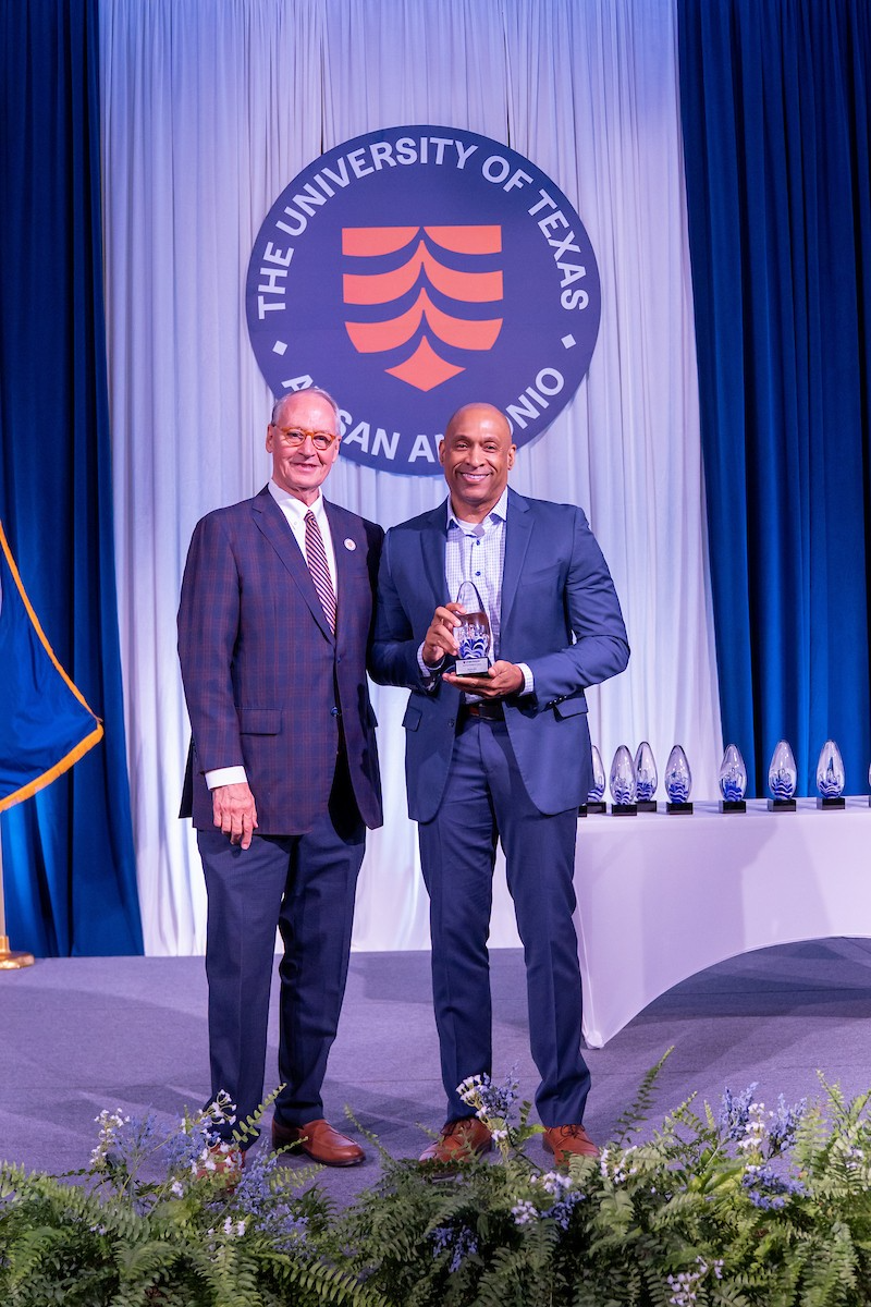 Faculty Redceiving Award